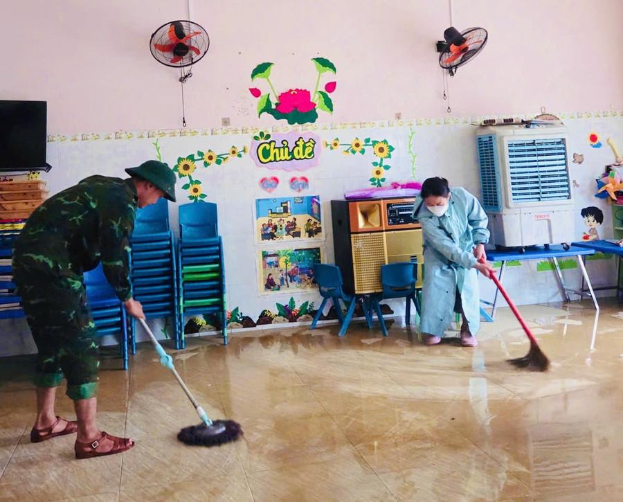 Sau khi nước lũ rút, giáo viên và cán bộ, chiến sĩ chung tay dọn sạch lớp bùn đất tại Trường Mầm non Nhơn Bình (phường Quy Nhơn Đông). Ảnh: T.D gen-h-z7251103683218-e7478999376bf603bf67ec0c33f30741.jpg