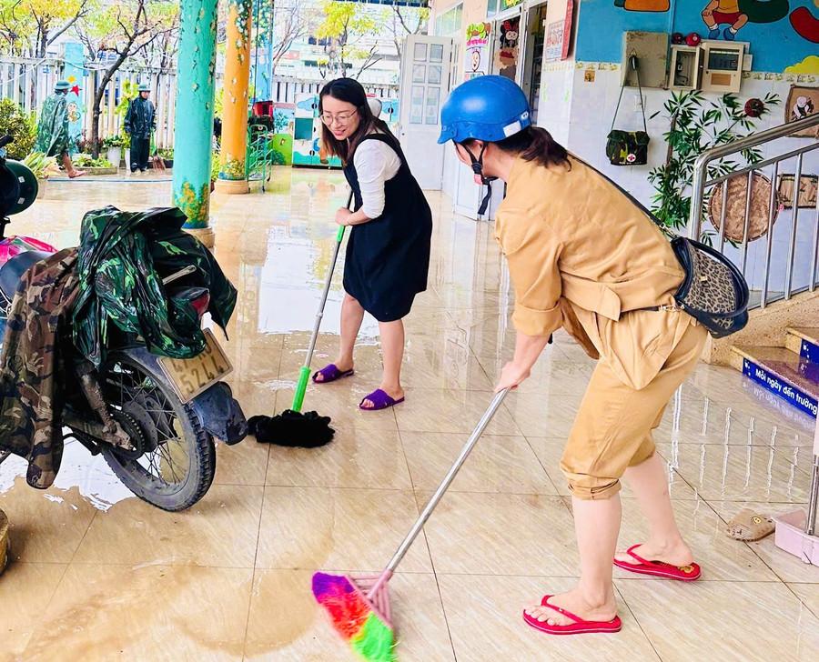 Cán bộ, giáo viên Trường Mầm non Nhơn Bình tập trung làm sạch trường học, nhanh chóng đón trẻ trở lại lớp. Ảnh: T.D gen-h-z7251103686901-e784652e79c4a390be5e60b5365046fa.jpg