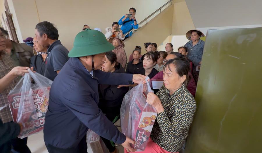 Phó Chủ tịch Thường trực UBND tỉnh Nguyễn Tuấn Thanh tặng quà cho bà con làng chài Hải Minh. Ảnh: Hoàng Vũ anh-2.jpg