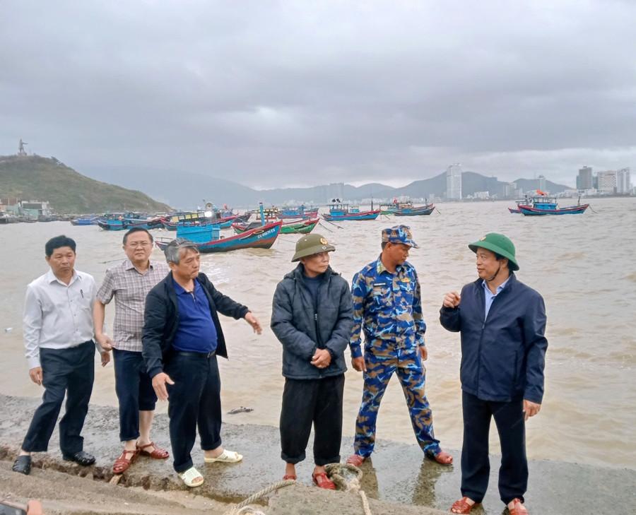 Phó Chủ tịch Thường trực UBND tỉnh Nguyễn Tuấn Thanh (bìa phải) cùng lãnh đạo phường Quy Nhơn kiểm tra bờ kè tại làng chài Hải Minh. Ảnh: Hoàng Vũ anh-3.jpg