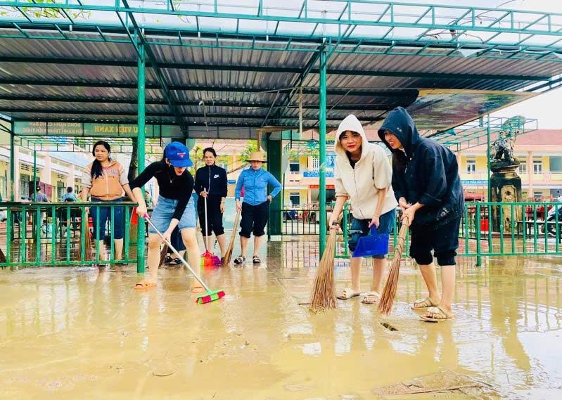 Cán bộ, giáo viên Trường Tiểu học số 2 Diêu Trì (xã Tuy Phước) chung sức dọn dẹp khuôn viên trường học. Ảnh: T.D gen-n-z7251114342083-08d89ce681cc937ff9d193fe9f7dc69c.jpg