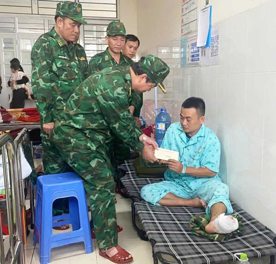 Thiếu tướng Trần Ngọc Hữu thăm hỏi, động viên và trao quà cho anh Nguyễn Khắc Thinh. Ảnh: Thanh Bình Đồng chí thăm hỏi, động viên và trao quà cho đồng chí Nguyễn Khắc Thinh, bị nạn trong quá trình giúp bà con. Ảnh: Thanh Bình