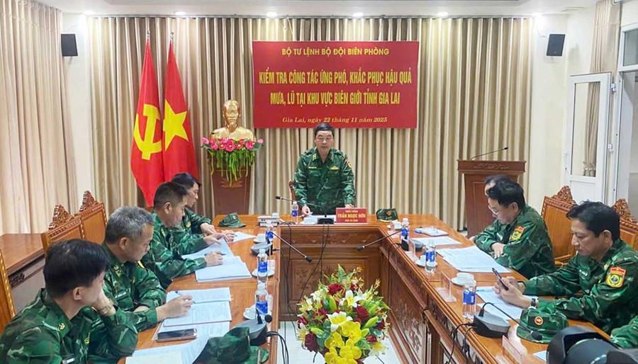 Thiếu tướng Trần Ngọc Hữu-Phó Tư lệnh BĐBP phát biểu chỉ đạo tại buổi làm việc với Ban Chỉ huy BĐBP tỉnh Gia Lai. Ảnh: Thanh Bình Đồng chí Trần Ngọc Hữu-Phó Tư lệnh BĐBP phát biểu chỉ đạo tại buổi làm việc với Ban Chỉ huy BĐBP tỉnh. Ảnh: Thanh Bình