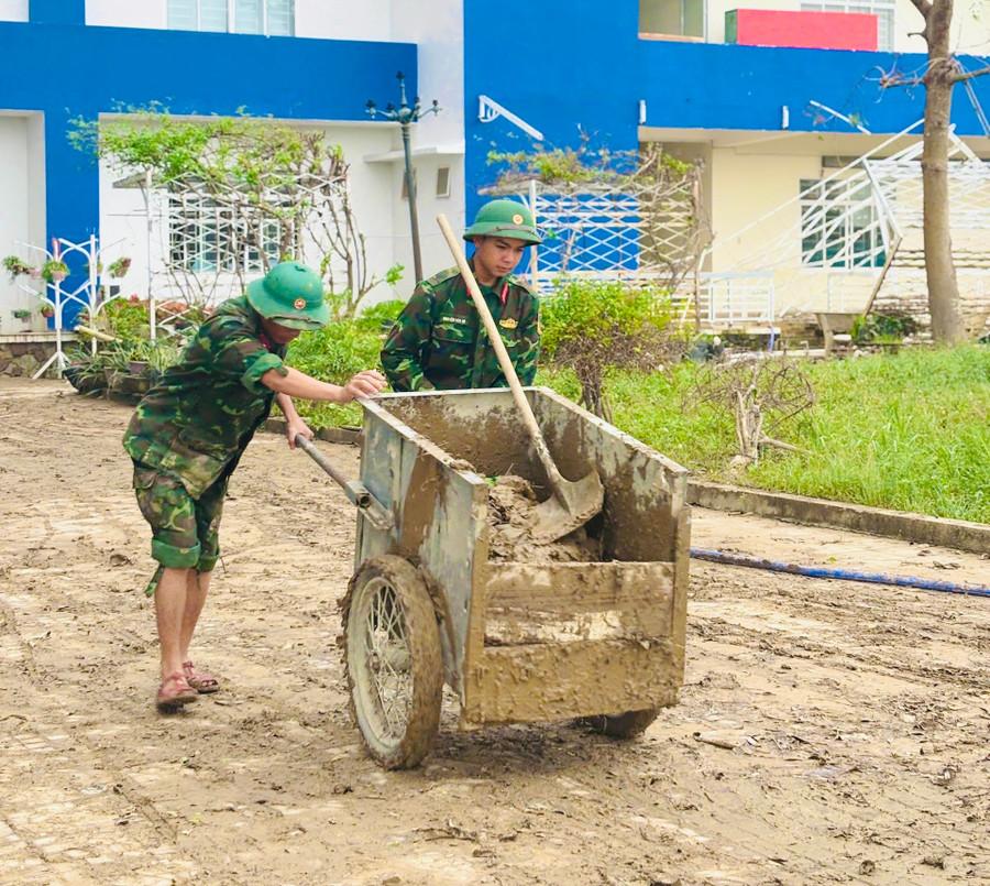 Ngay khi nước lũ rút, lực lượng quân đội đã có mặt, phối hợp với giáo viên các trường thu dọn bùn đất, làm sạch phòng học, di chuyển bàn ghế… Ảnh: T.D z7251147267749-f154cbe7b1789c70a67c38ea717a319e.jpg