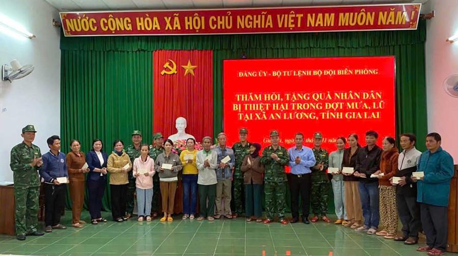 Thiếu tướng Trần Ngọc Hữu (thứ 9 từ phải sang) trao quà cho người dân xã An Lương. Ảnh: Thanh Bình Đồng Chí Phó Tư lệnh trao quà cho bà con tại xã An Lương. Ảnh: Thanh Bình