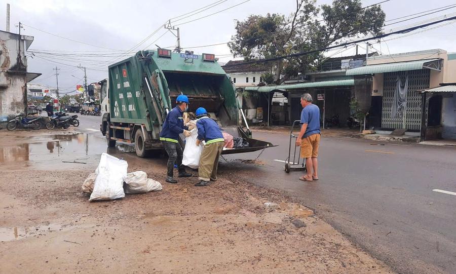 Công nhân đơn vị môi trường thu gom rác trên đường Nguyễn Huệ, xã Tuy Phước trong sáng 21-11. Ảnh: Trọng Lợi rac-thai.jpg