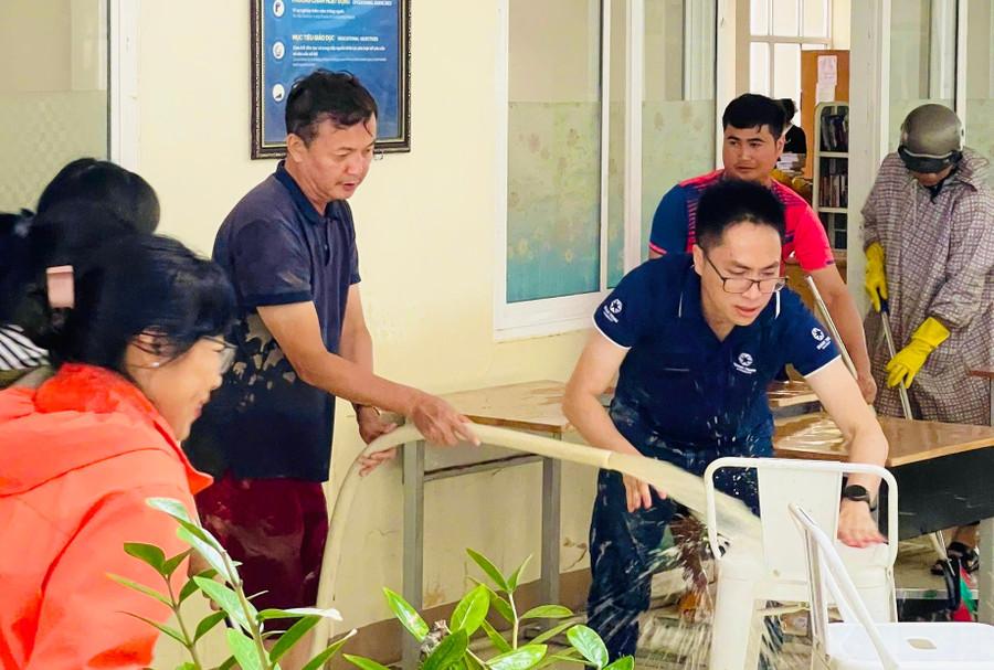 Cán bộ, giảng viên Trường Đại học Quang Trung dọn bùn, kiểm tra an toàn điện, nước... nhằm sớm ổn định hoạt động giảng dạy. Ảnh: T.D chung-tay-don-dep-truong-lop-sau-con-lu-lich-su-tai-gia-lai.jpg