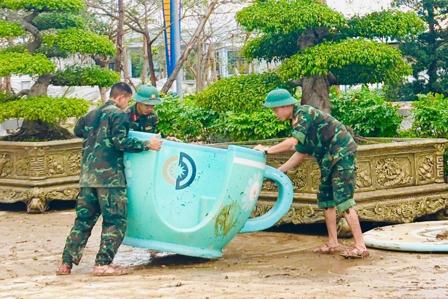 80 cán bộ, chiến sĩ của Trung đoàn 38-Sư đoàn Bộ binh 2 và lực lượng Phòng Cảnh sát cơ động-Công an tỉnh Gia Lai hỗ trợ dọn dẹp Trường Đại học Quang Trung sau lũ. Ảnh: T.D z7251147302280-b9e88bf9f77213d4068593a10d5c7b23.jpg