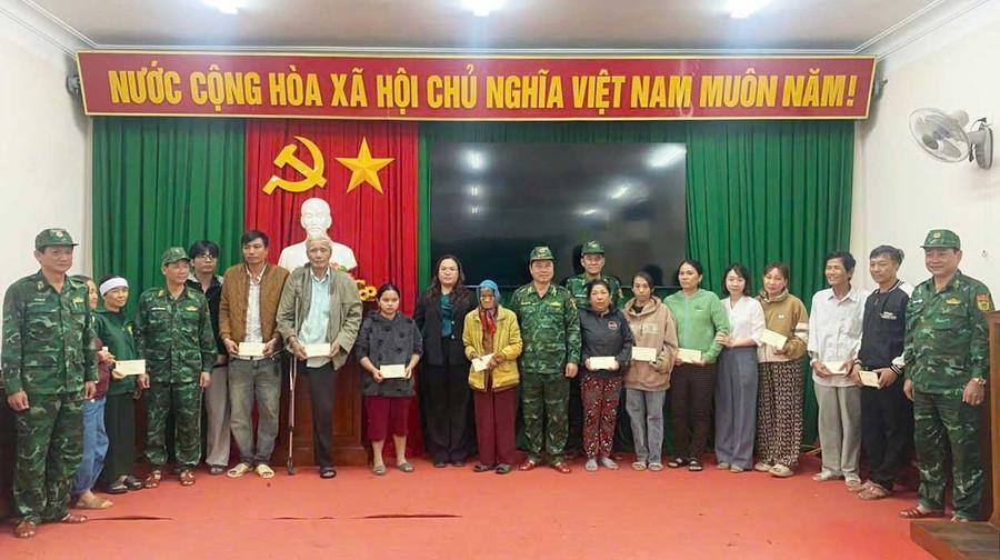 Đoàn công tác trao quà cho người dân xã Tuy Phước. Ảnh: Thanh Bình Đồng Chí Phó Tư lệnh trao quà cho bà con tại xã Tuy Phước. Ảnh: Thanh Bình