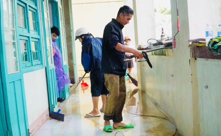 Tạm gác việc riêng, cán bộ, giáo viên ưu tiên khắc phục cơ sở vật chất trường lớp để học sinh sớm trở lại trường. Ảnh: T.D z7251122796852-6ff0ff3dc64d12a53f0a4beb230a6373.jpg