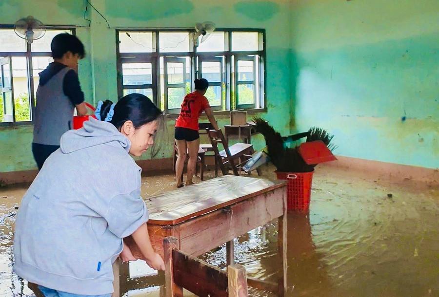 Toàn thể cán bộ, giáo viên, nhân viên cùng các em học sinh Trường THPT Hùng Vương tham gia tổng vệ sinh khuôn viên trường, lớp. Ảnh: ĐVCC z7251132344074-61b4c0346637bf76d400b93a819c8f0c.jpg