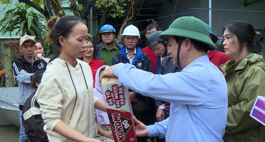Phó Chủ tịch Thường trực UBND tỉnh Nguyễn Tuấn Thanh tặng quà cho người dân phường Quy Nhơn Tây. Ảnh: Hoàng Vũ pho-chu-tich-thuong-truc-ubnd-tinh-nguyen-tuan-thanh-879.jpg