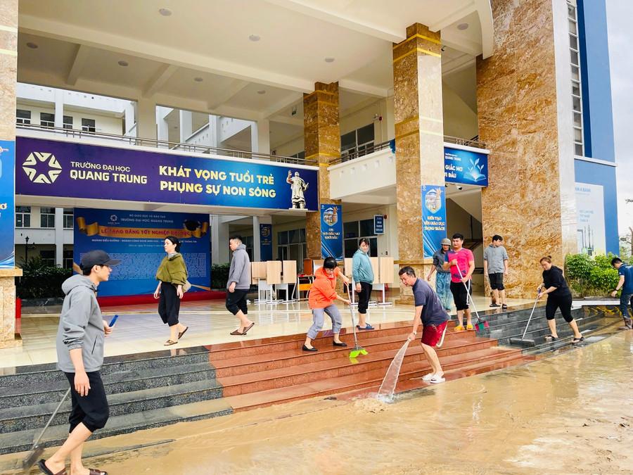 Tập thể cán bộ, giảng viên và sinh viên Trường Đại học Quang Trung khẩn trương bắt tay vào công tác dọn dẹp, khử khuẩn. Ảnh: T.D z7251147283233-a8aac7256a8467079776cbd8790714bd.jpg