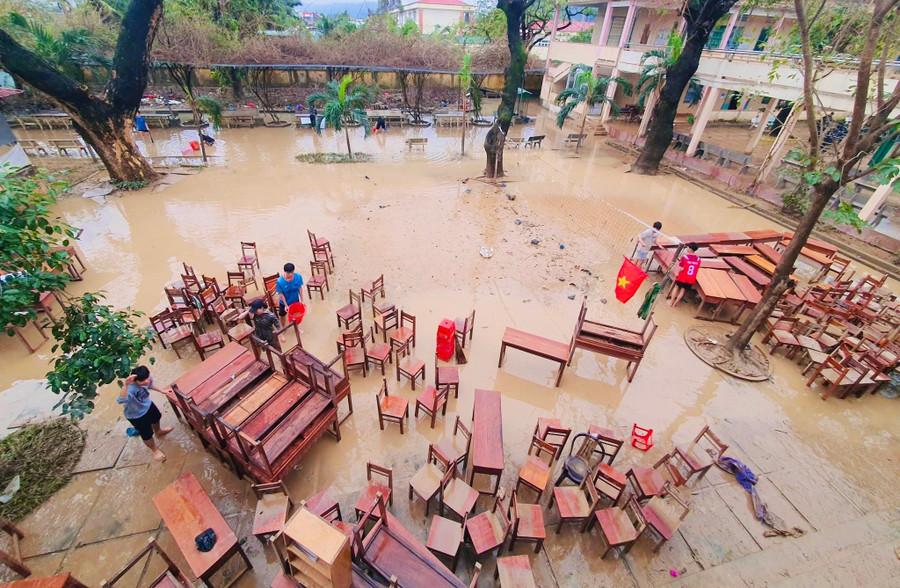 Trường THPT Hùng Vương (phường Quy Nhơn Bắc) ngổn ngang sau cơn lũ lịch sử. Ảnh: ĐVCC z7251132375895-b040648d64552f00750998b39ac3b32b.jpg