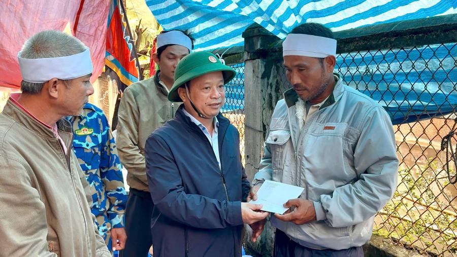 Phó Chủ tịch Thường trực UBND tỉnh Nguyễn Tuấn Thanh trao tiền hỗ trợ cho gia đình nạn nhân tử vong do sạt lở núi làm sập nhà tại làng chài Hải Minh. Ảnh: Hoàng Vũ anh-1.jpg