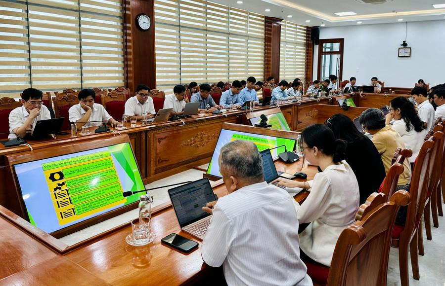 Các đại biểu theo dõi hướng dẫn cách chuẩn hóa mẫu đơn, tờ khai tại hội nghị. Ảnh: Thảo Khuy cai-cach-thu-tuc-hanh-chinh.jpg