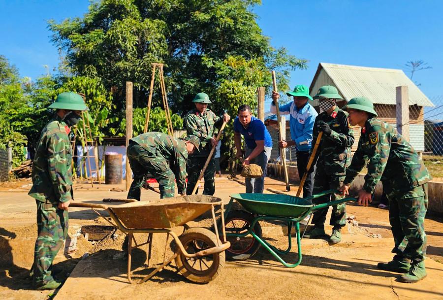: Cán bộ, chiến sĩ Trung đoàn 48 (Sư đoàn 320, Quân đoàn 34) chung tay xóa nhà tạm, nhà dột nát ở xã Gào. Ảnh: P.D chung-tay-xoa-nha-tam.jpg