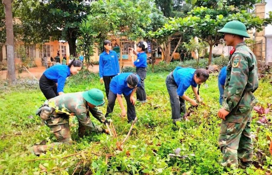Cán bộ, chiến sĩ Trung đoàn 48 (Sư đoàn 320, Quân đoàn 34) hành quân dã ngoại làm công tác dân vận tại xã Ia Boòng. Ảnh: P.D hanh-quan-da-ngoai-8465.jpg