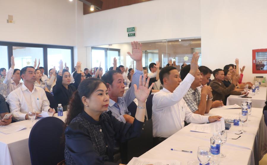 Các đại biểu biểu quyết thống nhất giới thiệu ứng cử viên của địa phương và Trung ương để bầu đại biểu Quốc hội khóa mới. Ảnh: Quang Tấn cac-dai-bieu-bieu-quyet-thong-nhat-gioi-thieu-21-dai-bieu-cua-dia-phuong-ung-cu-cung-voi-7-dai-bieu-cua-trung-uong-gioi-thieu-ve-ung-cu-tai-gia-lai-de-bau-16-dai-bieu-vao-quoc-hoi-khoa-moi-quang-tan.jpg