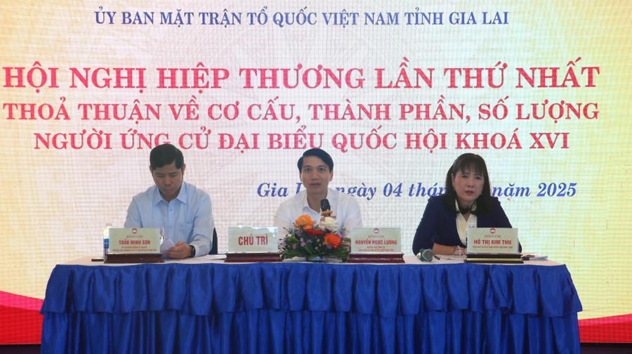 Các đồng chí chủ trì hội nghị hiệp thương lần thứ nhất. Ảnh: Quang Tấn cac-dong-chi-chu-toa-hoi-nghi-hiep-thuong-lan-thu-nhat-quang-tan.jpg