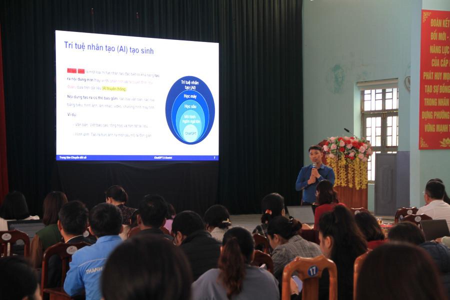 Ông Nguyễn Văn Huỳnh-Phó Trưởng phòng Hạ tầng và Nền tảng số, Trung tâm Chuyển đổi số trình bày các chuyên đề. Ảnh: Hoàng Hoài ong-nguyen-van-huynh-so-khoa-hoc-va-cong-nghe-trao-doi-cho-cac-can-bo-cong-chuc.jpg