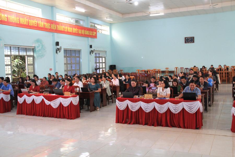 Cán bộ, công chức phường Thống Nhất tham gia tập huấn. Ảnh: Hoàng Hoài img-5984.jpg