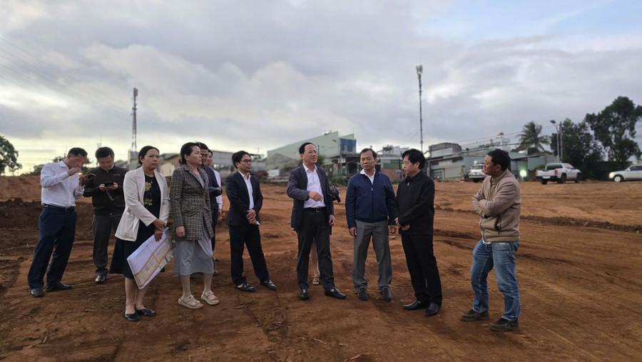 Chủ tịch UBND tỉnh Phạm Anh Tuấn kiểm tra tiến độ thi công tuyến đường Nguyễn Văn Linh. Ảnh: Bá Bính anh-2-chu-tich-ubnd-tinh-pham-anh-tuan-kiem-tra-tien-do-thi-cong-tuyen-duong-nguyen-van-linh.jpg