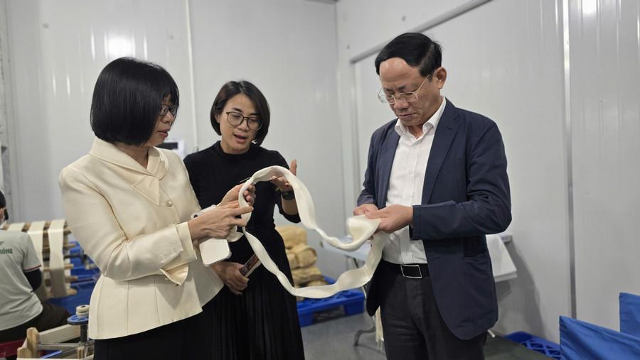 Lãnh đạo tỉnh kiểm tra quy trình sản xuất và chất lượng sợi tơ tằm tại doanh nghiệp. Ảnh: Bá Bính lanh-dao-tinh-kiem-tra-quy-trinh-san-xuat-va-chat-luong-soi-to-tam-tai-doanh-nghiep.jpg