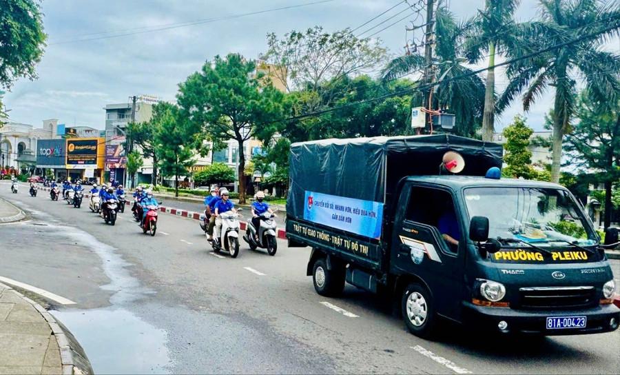 Đoàn phường Pleiku triển khai đội hình xe tuyên truyền lưu động tại Lễ ra quân hưởng ứng Ngày Chuyển đổi số quốc gia năm 2025 do Tỉnh đoàn tổ chức. Ảnh: ĐVCC tinh-doan-gia-lai-ra-quan-chuyen-doi-so-3-7717.jpg