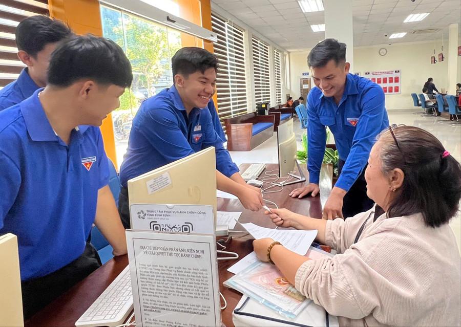 Đoàn phường Quy Nhơn Nam ra quân, hỗ trợ người dân thực hiện thủ tục hành chính tại Trung tâm Phục vụ hành chính công tỉnh. Ảnh: D.L phong-van-pho-bi-thu-tinh-doan-ve-tinh-nguyen-he-4.jpg