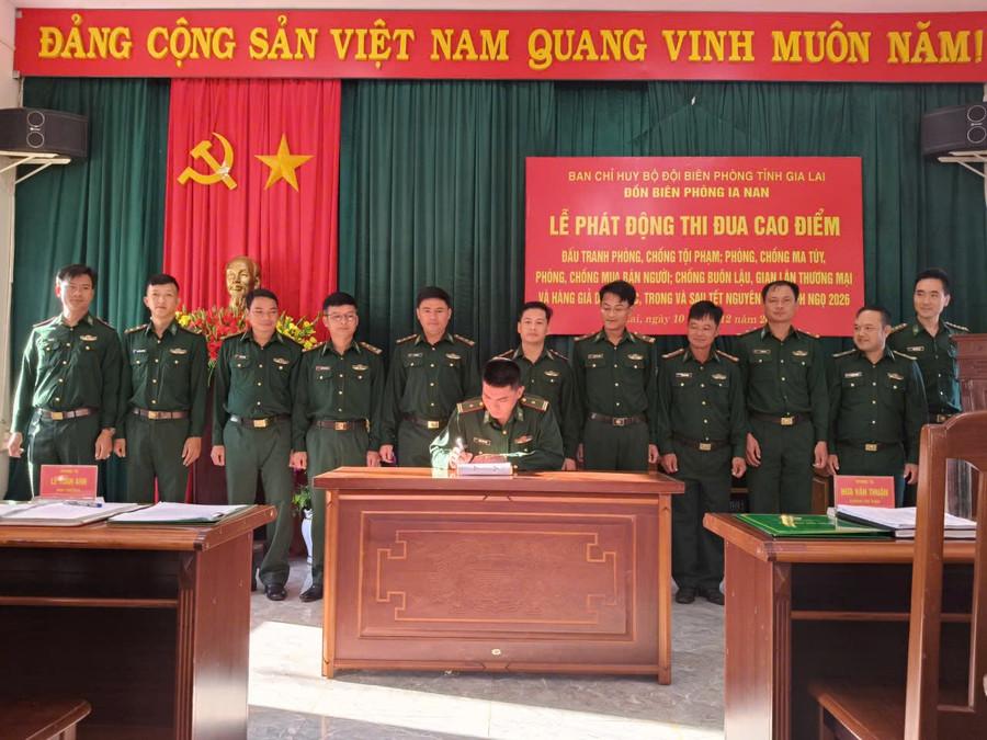 Ký giao ước thi đua hoàn thành nhiệm vụ trong cao điểm diễn ra từ ngày 25-11-2025 đến 28-2-2026. Ảnh: T.D 1208605624442083526.jpg