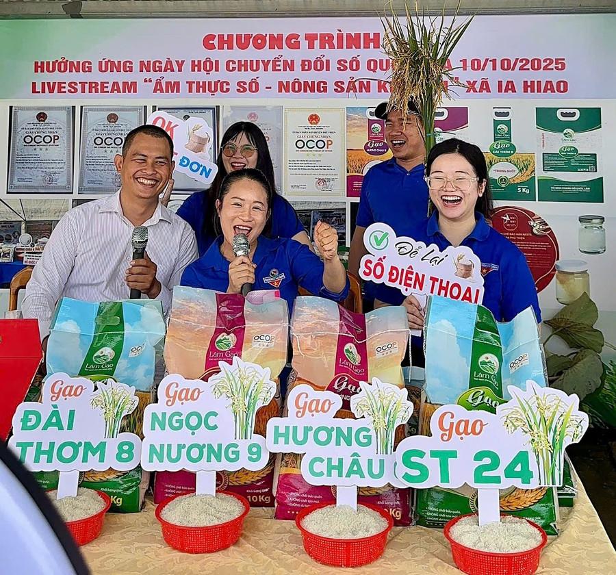 Đoàn Sở Văn hóa-Thể thao và Du lịch livestream bán hàng nông sản cùng người dân xã Ia Hiao. Ảnh: ĐVCC chuyen-doi-so-2025-1.jpg