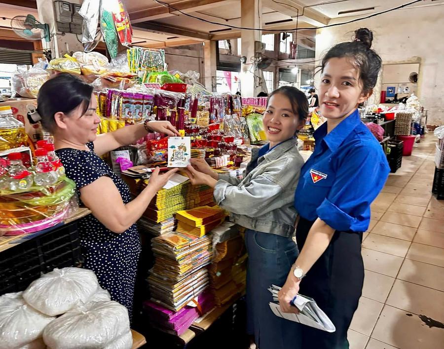 Đoàn phường Pleiku hỗ trợ tiểu thương chợ Phù Đổng làm mã QR, thực hiện mô hình “Khu chợ không sử dụng tiền mặt”. Ảnh: ĐVCC chuyen-doi-so-2025-13.jpg