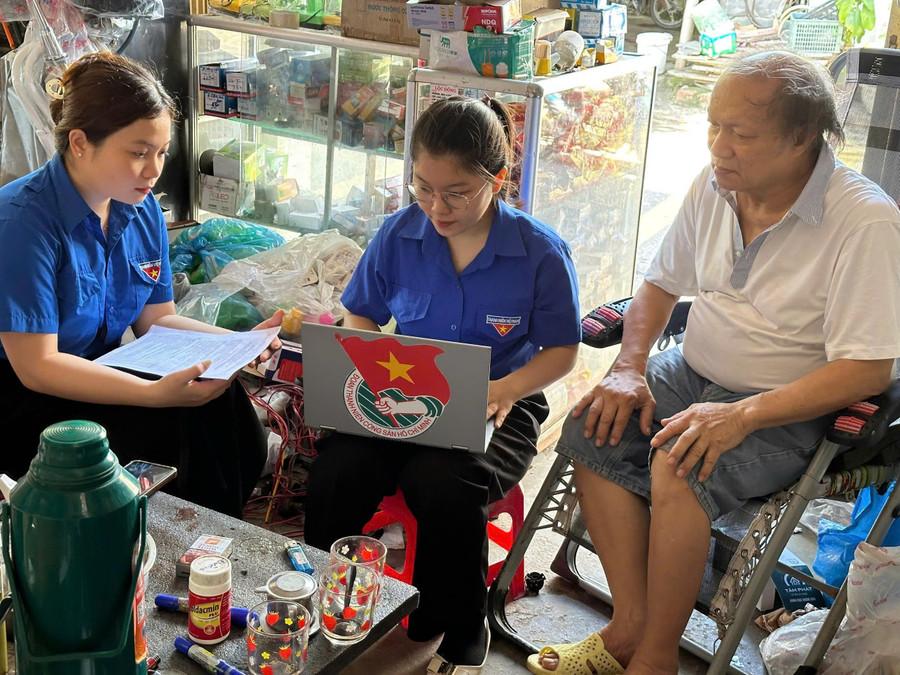 Đoàn xã Tuy Phước Bắc đến nhà hỗ trợ người khuyết tật thực hiện các thủ tục trên Cổng Dịch vụ công quốc gia. Ảnh: ĐVCC chuyen-doi-so-2025-12.jpg