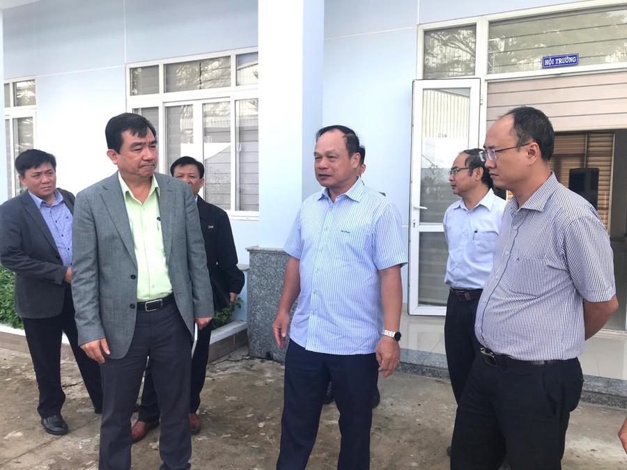 Phó Chủ tịch UBND tỉnh Dương Mah Tiệp (thứ 3 từ phải sang) kiểm tra công tác chuẩn bị phục vụ Lễ khởi công và khánh thành các dự án của Nhà máy Đường An Khê. Ảnh: Đoàn Bình anh-2.jpg