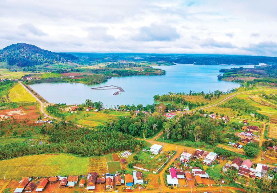 Hồ thủy điện Vĩnh Sơn A mang vẻ đẹp hiền hòa trong những ngày cuối đông. Ảnh: Đoan Ngọc