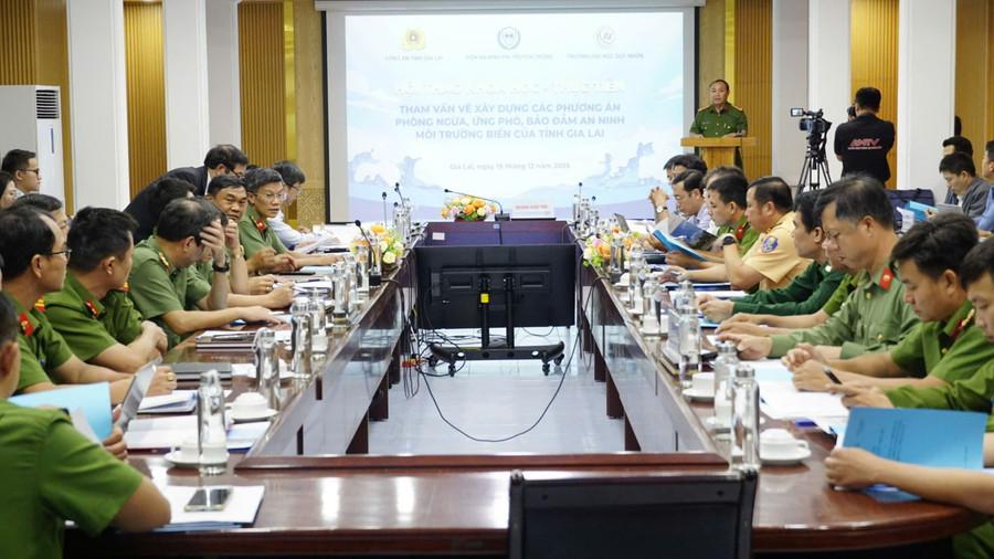 Quang cảnh hội thảo. Ảnh: N.L hoi-nghi-xay-dung-cac-phuong-an-phong-ngua-ung-pho-dam-bao-an-ninh-moi-truong-bien-cua-tinh-gia-lai-1.jpg