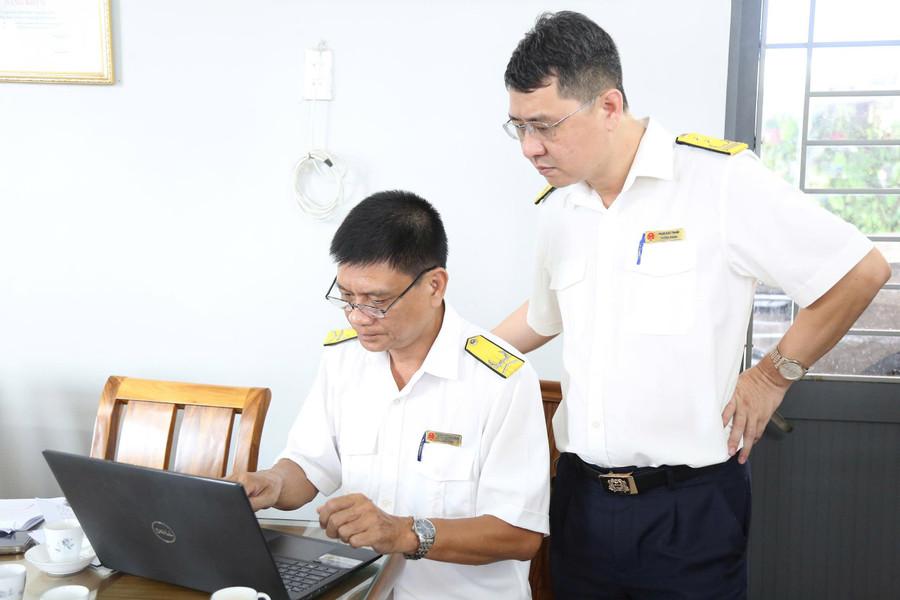 Công chức Thuế tỉnh kiểm tra, rà soát doanh nghiệp trên địa bàn tỉnh áp dụng hóa đơn điện tử kết nối dữ liệu với cơ quan thuế. Ảnh: T.Sỹ quan-ly-thue-1.jpg