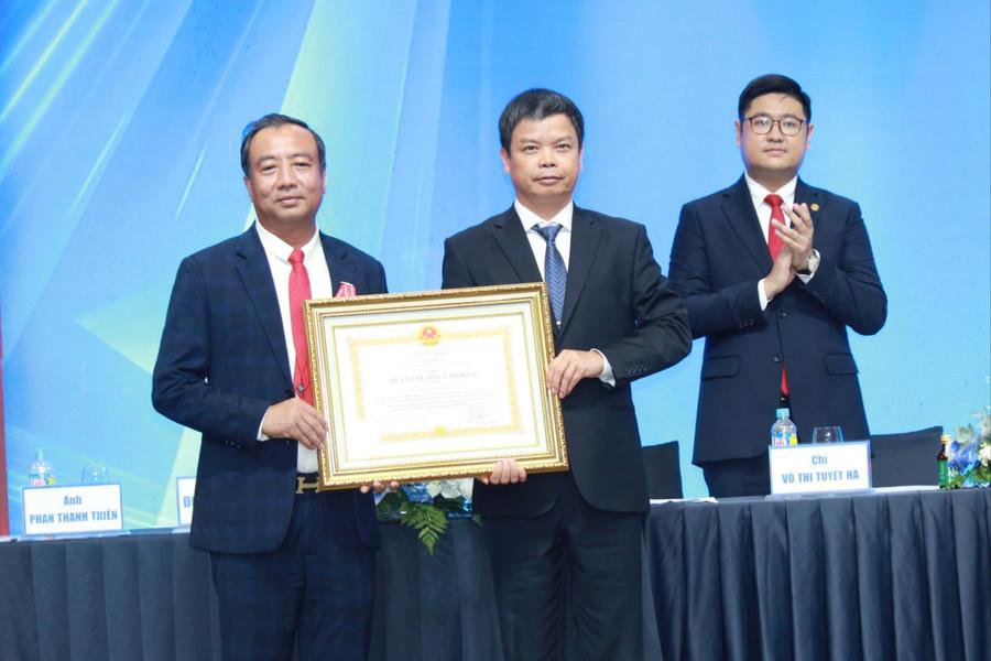 Phó Chủ tịch UBND tỉnh Nguyễn Hữu Quế trao Huân chương Lao động hạng ba cho anh Phan Thanh Thiên - Ủy viên Đoàn Chủ tịch Hội Doanh nhân trẻ Việt Nam (bìa trái). Ảnh: Hải Yến huy-chuong-hang-ba-thien.jpg