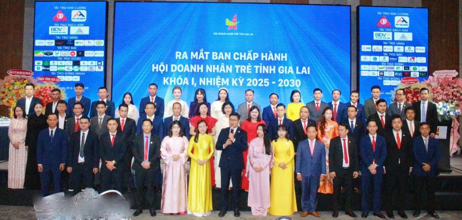 Ban Chấp hành Hội Doanh nhân trẻ tỉnh Gia Lai khóa I ra mắt nhận nhiệm vụ. Ảnh: Hải Yến ban-chap-hanh-hoi-doanh-nhan-tre-tinh-gia-lai-khoa-i-ra-mat.jpg