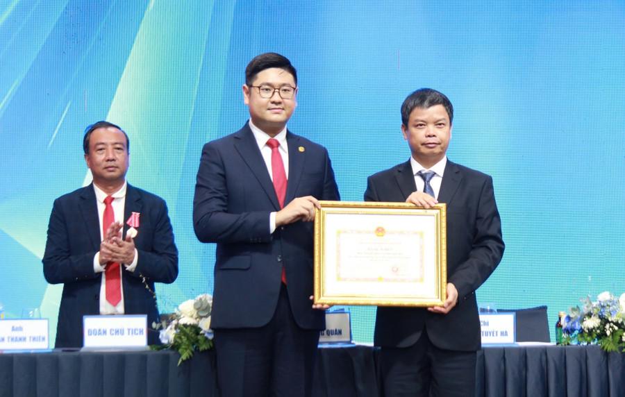 Phó Chủ tịch UBND tỉnh Nguyễn Hữu Quế (bìa phải) trao bằng khen cho tập thể Hội Doanh nhân trẻ tỉnh Gia Lai vì đã có thành tích xuất sắc trong công tác Hội và phong trào doanh nhân trẻ giai đoạn 2022-2025. Ảnh: Hải Yến hoi-doanh-nhan-tre-tinh-gia-lai.jpg