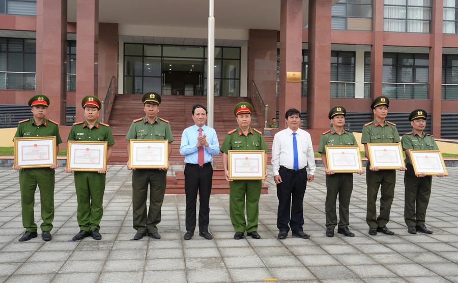 Chủ tịch UBND tỉnh Phạm Anh Tuấn (thứ 4 từ trái sang) trao tặng bằng khen cho các tập thể, cá nhân thuộc Công an tỉnh Gia Lai. Ảnh: Quốc Hùng chu-tich-ubnd-tinh-trao-tang-bang-khen-cho-cac-tap-the-ca-nhan-thuoc-cong-an-tinh-gia-lai.jpg