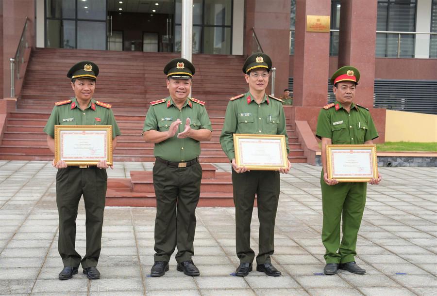 Thừa ủy quyền, Thiếu tướng Lê Quang Nhân - Giám đốc Công an tỉnh trao tặng bằng khen của Bộ trưởng Bộ Công an cho các tập thể, cá nhân đạt thành tích xuất sắc thuộc Công an tỉnh. Ảnh: Thu Huyền thua-uy-quyen-cua-bo-truong-bo-cong-an-thieu-tuong-le-quang-nhan-giam-doc-cong-an-tinh-trao-tang-bang-khen-cua-bo-truong-bo-cong-an-cho-cac-tap-the-ca-nhan-thuoc-cong-an-tinh.jpg