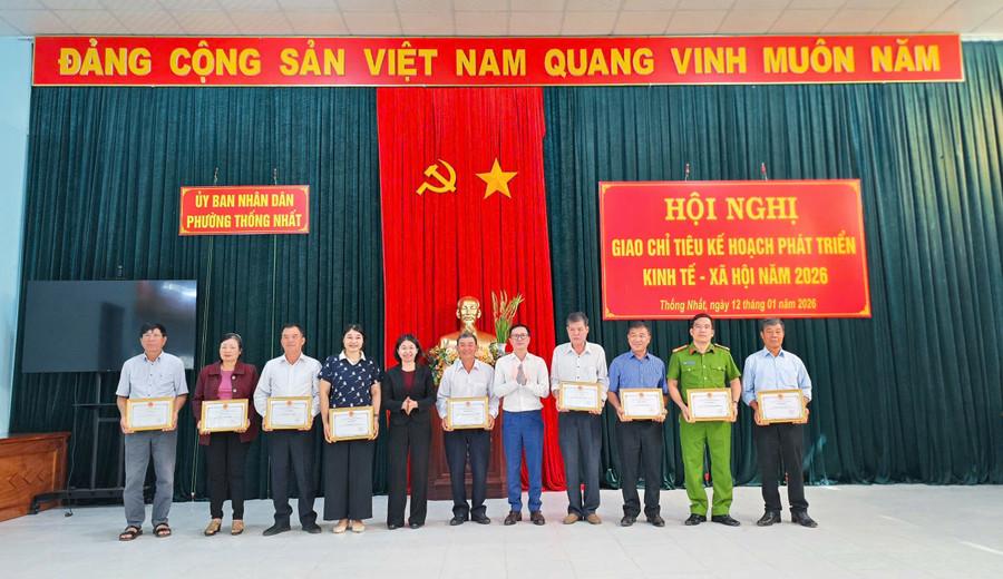 khen-thuong-cho-cac-tap-the-hoan-thanh-tot-nhiem-vu.jpg