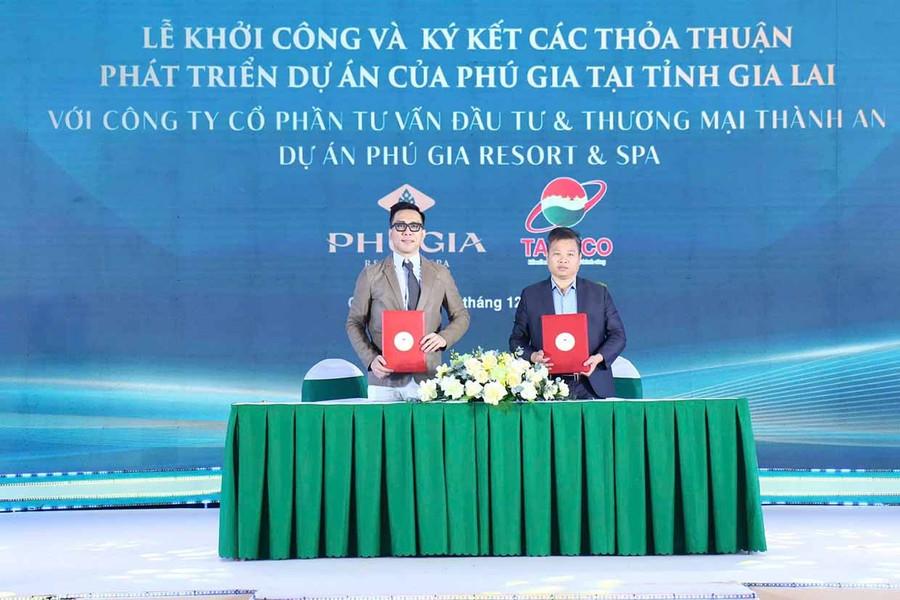 Công ty CP Đầu tư Phát triển Hạ tầng Phú Gia ký kết với các đối tác triển khai Dự án điểm số 2 (2-2) Khu du lịch biển Nhơn Lý - Cát Tiến thuộc Khu kinh tế Nhơn Hội. Ảnh: T.Sỹ