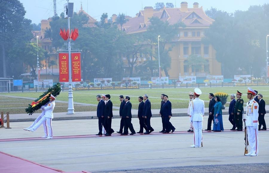 Đoàn đại biểu đặt vòng hoa, vào Lăng viếng Chủ tịch Hồ Chí Minh. Ảnh: TTXVN doan-dai-bieu-dat-vong-hoa-vao-lang-vieng-chu-tich-ho-chi-minh.jpg