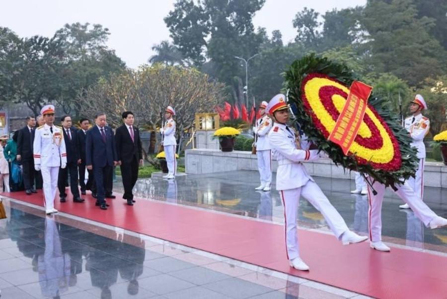 Đoàn đại biểu lãnh đạo Đảng, Nhà nước do Tổng Bí thư Tô Lâm dẫn đầu đến đặt vòng hoa tại Đài tưởng niệm các Anh hùng liệt sĩ trên đường Bắc Sơn (Ba Đình, Hà Nội). Ảnh: TTXVN tuong-tai-anh-hung-l-01.jpg