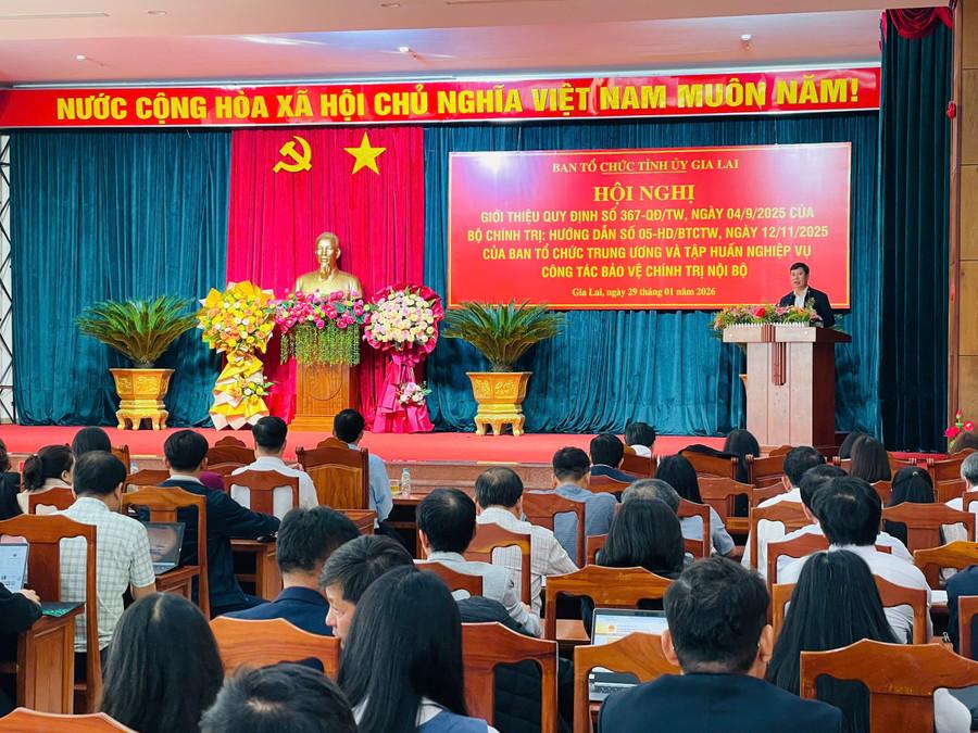 Báo cáo viên Cục Bảo vệ chính trị nội bộ (Ban Tổ chức Trung ương) giới thiệu các văn bản của Trung ương về công tác bảo vệ chính trị nội bộ. Ảnh: Phi Long bao-cao-vien-cuc-bao-ve-chinh-tri-noi-bo-ban-to-chuc-trung-uong-gioi-thieu-cac-van-ban-cua-trung-uong-ve-cong-tac-bao-ve-chinh-tri-noi-bo.jpg