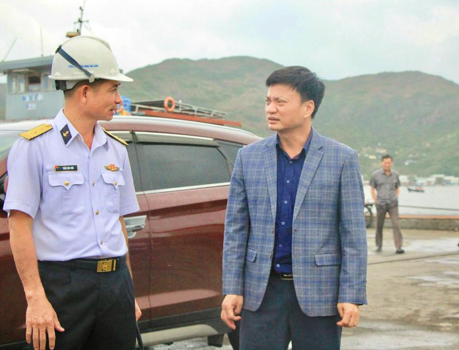 Ông Vương Trường Nam - Phó Chánh Văn phòng Thường trực Ban Chỉ đạo 389 quốc gia (bìa phải) khảo sát thực tế tại Tân cảng Miền Trung. Ảnh: Hải Yến 2-bcd-qg-389.jpg