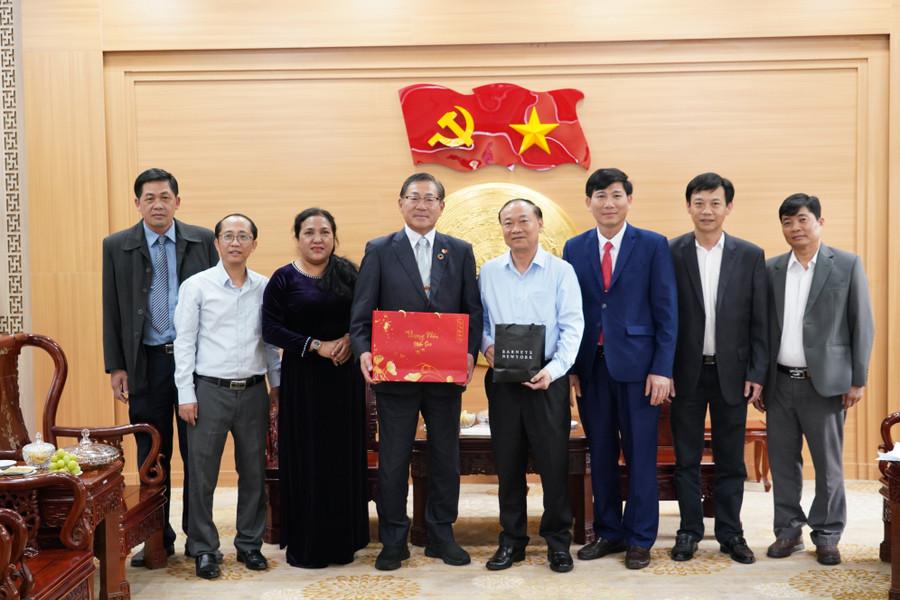 Các đồng chí lãnh đạo tỉnh và ông Kato Hirosuke trao tặng quà cho nhau và chụp ảnh lưu niệm. Ảnh: N.H a2-cac-dai-bieu-chup-anh-luu-niem.jpg